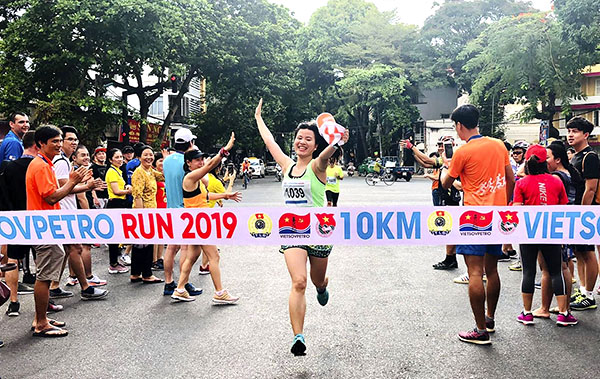 Cán bộ, công nhân viên Liên doanh Việt - Nga Vietsovpetro về đích ở cự ly 10km.