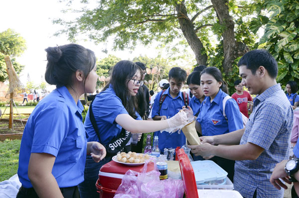 Khu vực ẩm thực của “Gian hàng yêu thương” của trường THTP Đinh Tiên Hoàng tại ngày hội khá đông khách.