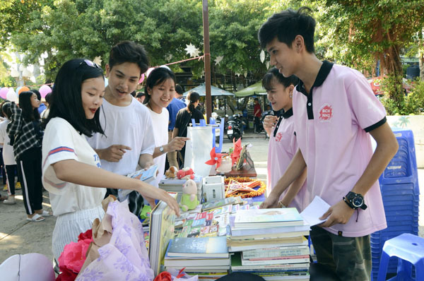 Khách hỏi mua sách tại “Gian hàng yêu thương” của trường THPT Nguyễn Huệ.