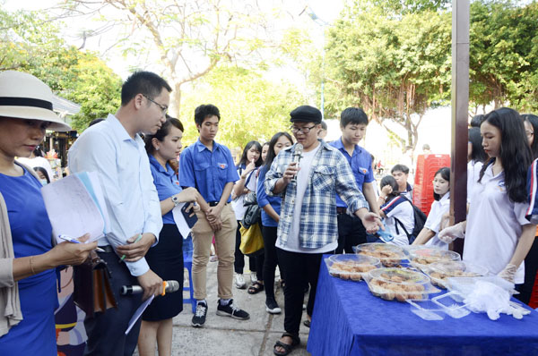 Nguyễn Ngọc Phú, lớp 11C3, trường THPT Trần Nguyên Hãn thuyết trình về các món bánh các em tự làm tại “gian hàng yêu thương” của trường.