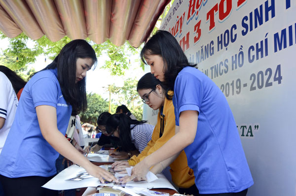 HS trường THPT Lê Hồng Phong thực hiện trang trí báo tường bằng hình ảnh hoạt động Đoàn, Hội tại trường.