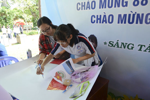 Các em HS thể hiện năng khiếu trong phần thi trang trí báo tường.