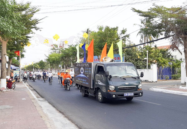 CB, NV Điện lực Long Điền và ĐVTN diễu hành tuyên truyền Giờ Trái đất 2019 trên một số tuyến đường ở huyện Long Điền.