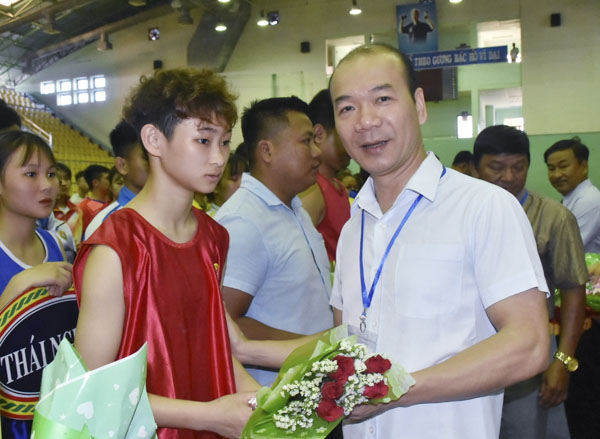 Ông Hoàng Quốc Vinh, Vụ trưởng Vụ thể thao thành tích cao 1, Tổng cục TDTT tặng hoa cho các đội về dự giải.