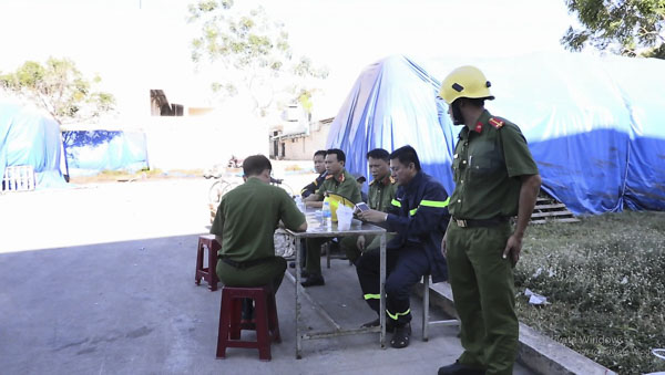 Ban chỉ huy PCCC túc trực tại hiện trường từ tối 1-4 đến sáng ngày 2-4 để chỉ đạo công tác chữa cháy, giảm thiểu thiệt hại về tài sản cho doanh nghiệp.