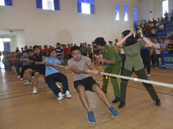 Các vận động viên tham gia phần thi kéo co.