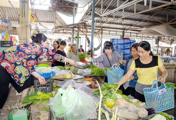  Phụ nữ xã Tóc Tiên, TX. Phú Mỹ đi chợ bằng giỏ nhựa thay thế túi ni - lông..