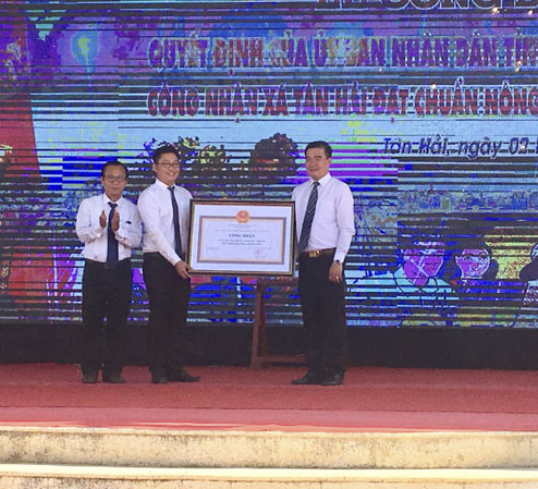Ông Trần Văn Cường, Giám đốc Sở NN-PTNT trao Bằng công nhận đạt chuẩn NTM cho UBND xã Tân Hải.