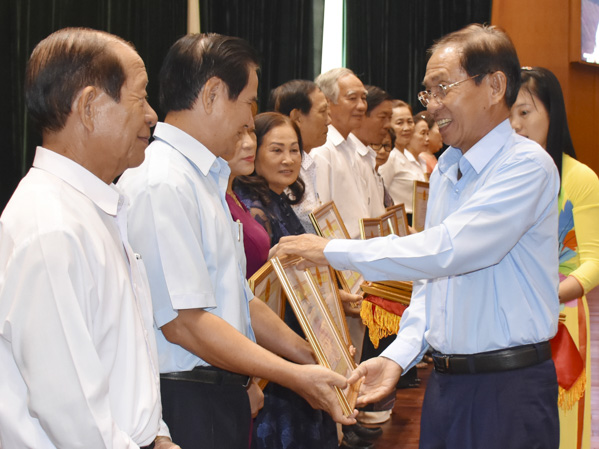 Ông Võ Thành Kỳ, Chủ tịch Hội Khuyến học tỉnh trao Bằng khen của UBND tỉnh cho các cá nhân có thành tích xuất sắc trong việc thực hiện phong trào nhân rộng các MHHT trên địa bàn tỉnh giai đoạn 2016-2018.