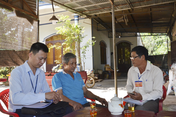 Điều tra viên Lê Binh (bìa phải) thu thập thông tin tại hộ ông Lê Văn Đời (giữa, ở tổ 22, ấp Trung Thành, xã Quảng Thành, huyện Châu Đức).