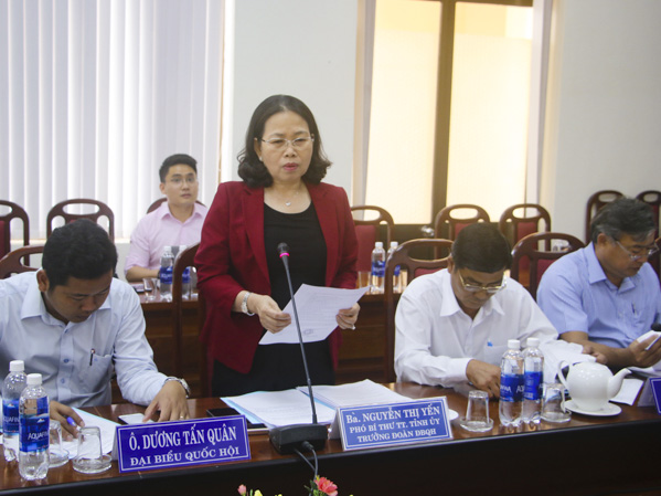 Đồng chí Nguyễn Thị Yến, Phó Bí thư Thường trực Tỉnh ủy, Trưởng Đoàn ĐBQH tỉnh phát biểu tại buổi làm việc. 