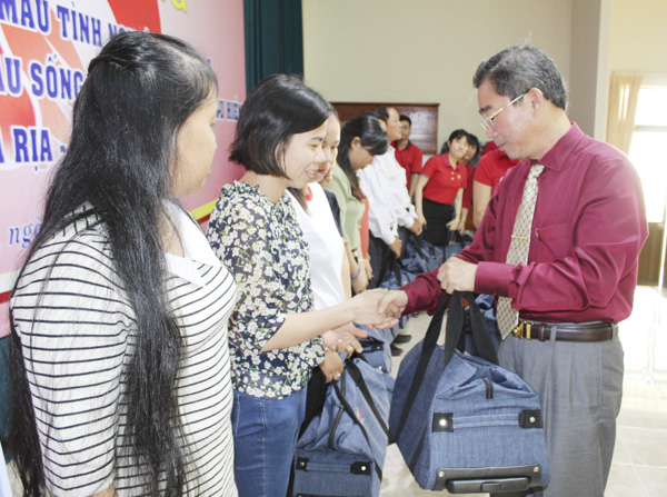 Ông Lê Văn Hậu, Chủ tịch Hội Chữ thập đỏ tỉnh tặng quà cho các thành viên Nhóm máu hiếm tỉnh BR-VT.