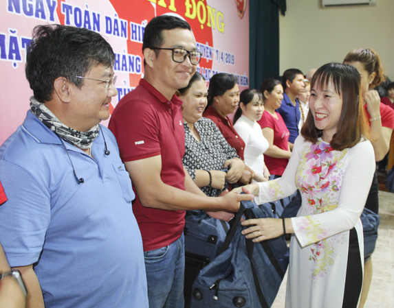 Bà Trần Thúy Ái, Phó Ban Thi đua – Khen thưởng tỉnh trao quà cho các thành viên đội Ngân hàng máu sống tỉnh BR-VT.