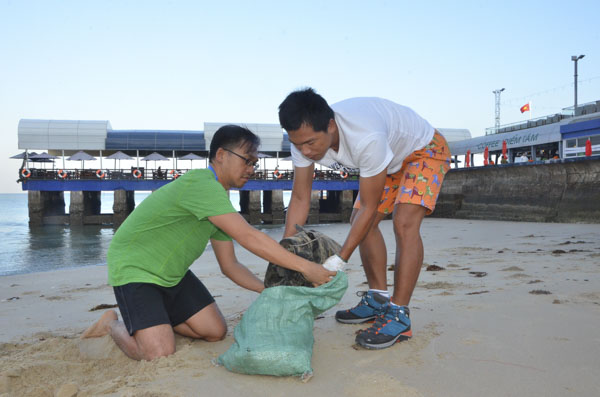 Anh Nguyễn Tấn Phát (bìa trái) cùng anh Bùi Nguyễn Khánh Trình nhặt rác tại Bãi Trước, TP.Vũng Tàu.