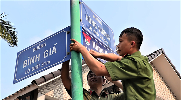 ĐVTN Công an huyện Châu Đức lắp đặt bảng ghi chú tiểu sử danh nhân lịch sử trên tuyến đường Hùng Vương, TT.Ngãi Giao.