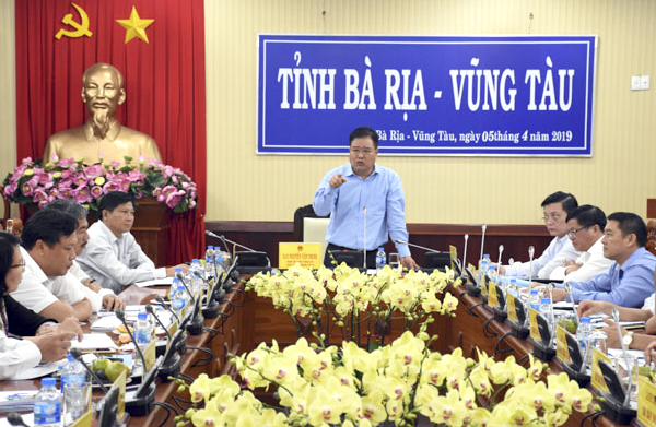 Đồng chí Nguyễn Văn Trình, Chủ tịch UBND tỉnh phát biểu chỉ đạo tại cuộc họp.