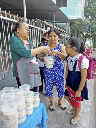 Chị em phụ nữ phường 5 (TP. Vũng Tàu) tặng cháo cho người nghèo.