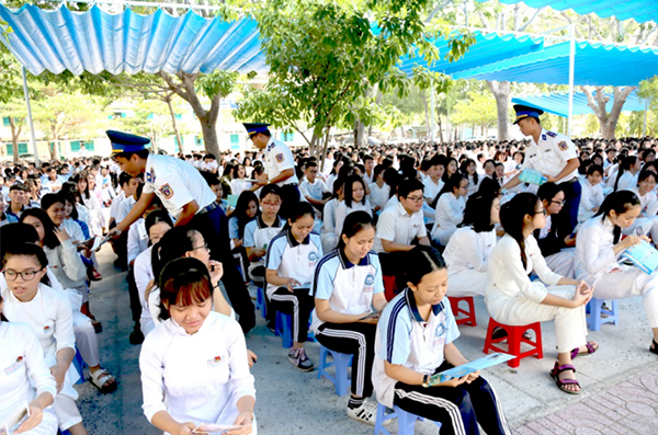 Tổ công tác BTLVCSB 3 phát tờ rơi tuyên truyền về biển, đảo và phòng chống ma túy cho HS Trường THPT Nguyễn Huệ.