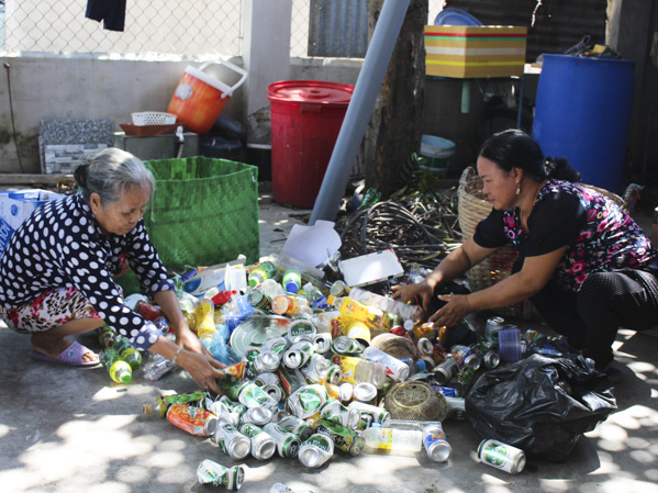 Hội viên Chi hội Phụ nữ khu phố Hải An (thị trấn Long Hải) phân loại phế liệu để bán.