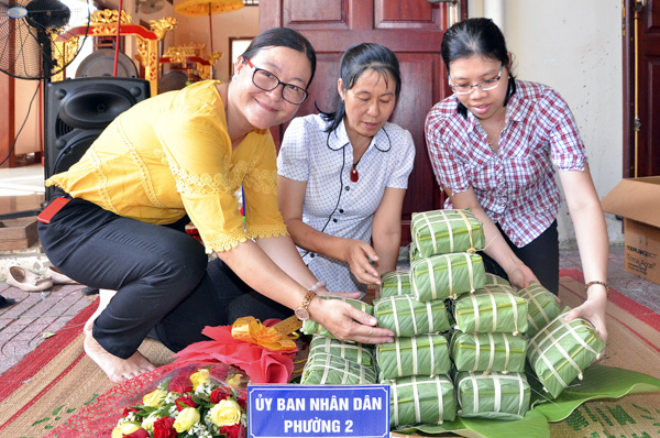 Đội phường 2 trang trí mâm bánh chưng sau khi hoàn thành xong phần thi.