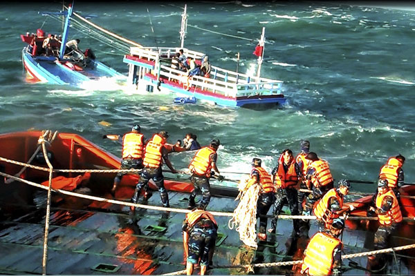 Cán bộ, chiến sĩ tàu 9001 triển khai phương án cứu ngư dân và tàu cá bị nạn trên biển.