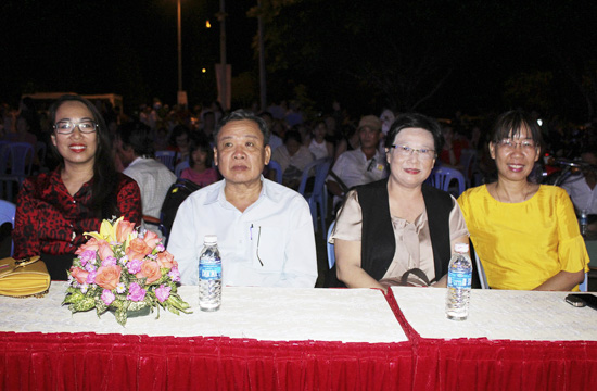 : Các đồng chí: Nguyễn Đăng Minh, Phó Bí thư Thường trực Thành ủy Vũng Tàu; Trần Thị Thanh Thủy, Phó Chủ tịch LĐLD TP.Vũng Tàu và các đại biểu tham dự buổi giao lưu.