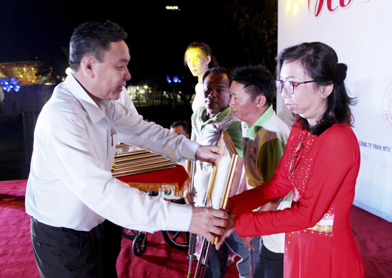 Đồng chí Nguyễn Đăng Minh, Phó Bí thư Thường trực Thành ủy Vũng Tàu trao Bằng khen của UBND tỉnh cho các cá nhân đạt thành tích cao tại Giải thể thao người khuyết tật toàn quốc năm 2018.