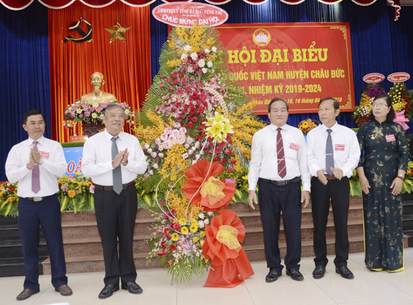 Đồng chí Bùi Thanh Nghĩa, Ủy viên Ban Thường vụ Tỉnh ủy, Chủ tịch UBMTTQVN tỉnh đến dự và tặng lẵng hoa chúc mừng Đại hội. 