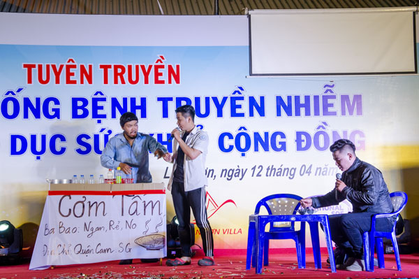 Một tiết mục tuyên truyền về chăm sóc, bảo vệ sức khỏe thông qua hình thức sân khấu hóa tại chương trình.