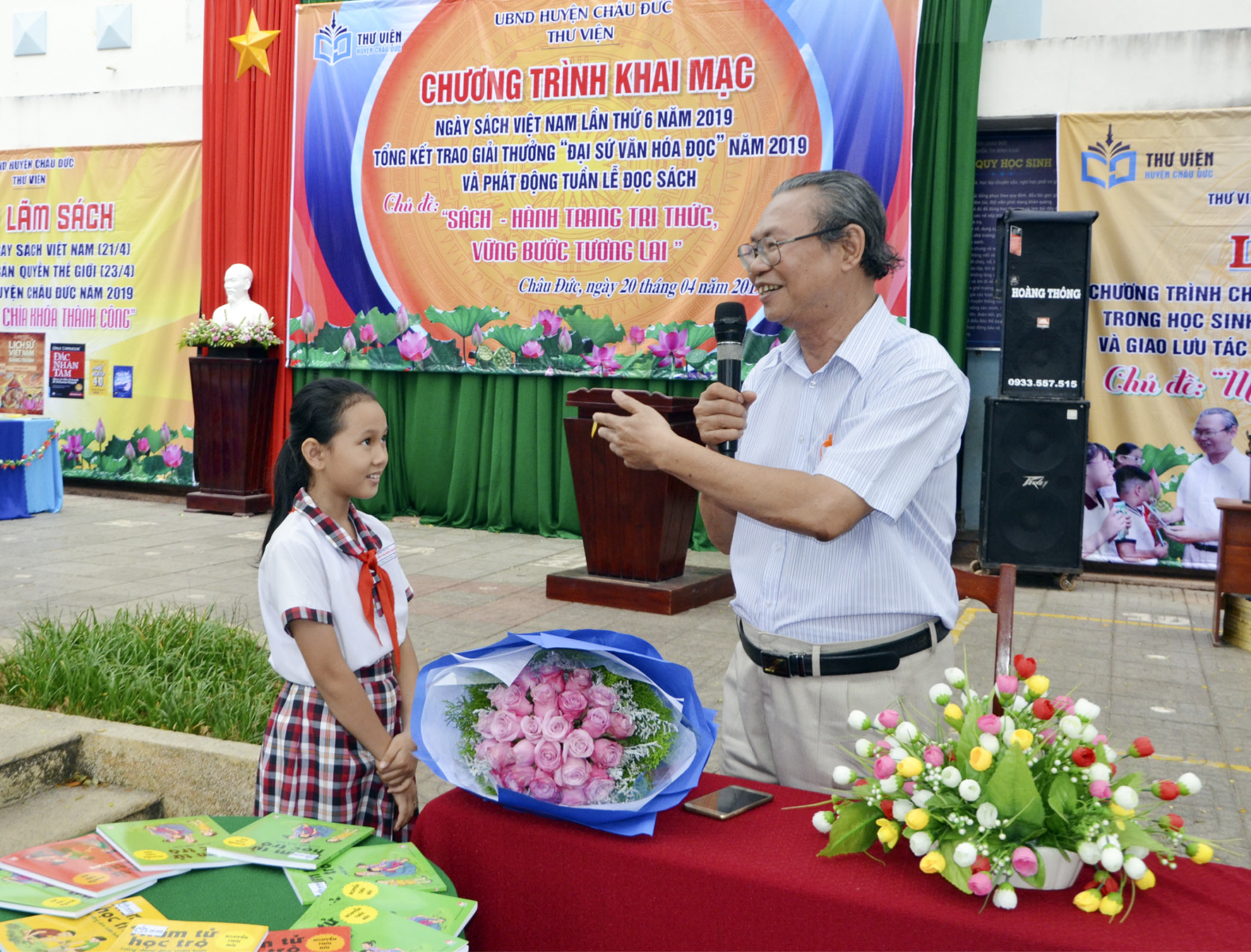 HS giao lưu với nhà văn Nguyễn Thái Hải về văn học dành cho thiếu nhi. Ảnh: MINH THANH.