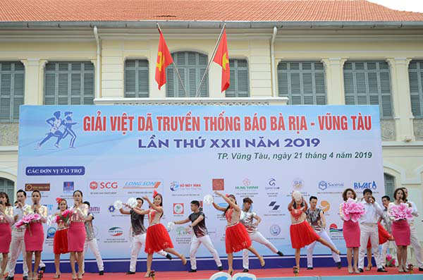 Các tiết mục văn nghệ chào mừng giải.