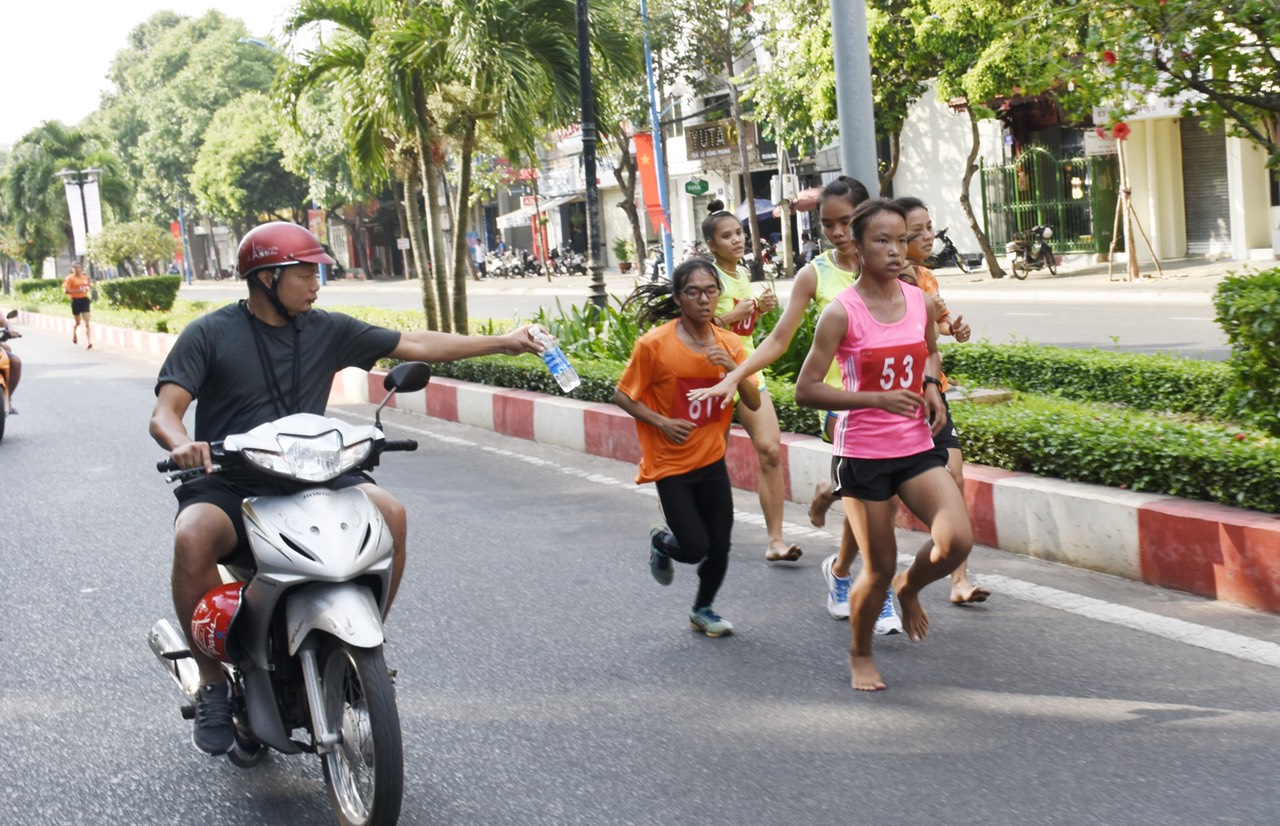 Tiếp nước cho VĐV nữ hệ đội tuyển 5.000m