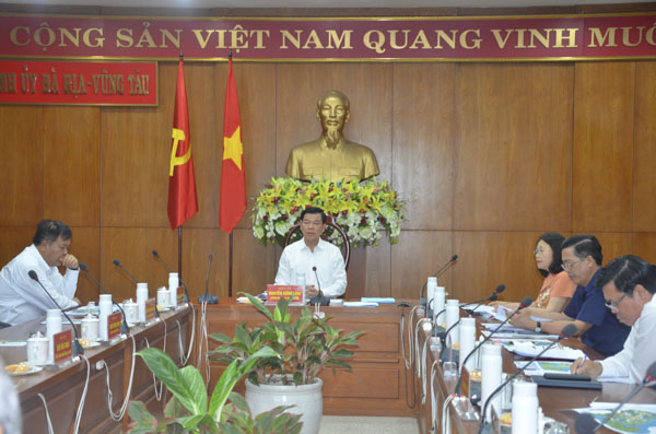 Đồng chí Nguyễn Hồng Lĩnh, Ủy viên Trung ương Đảng, Bí thư Tỉnh ủy, Chủ tịch HĐND tỉnh chủ trì cuộc họp.