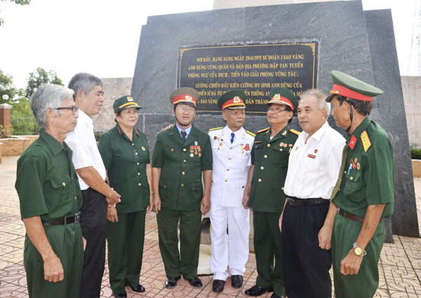 Các Cựu Chiến binh Sư Đoàn 3 Sao Vàng cùng chuyện trò và chụp ảnh lưu niệm tại Đài tưởng niệm Liệt sĩ cầu Cỏ May (TP.Vũng Tàu).