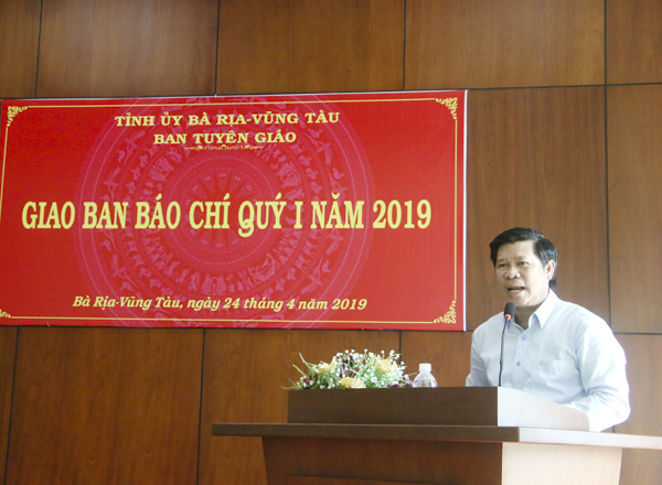 Đồng chí Nguyễn Văn Xinh, Ủy viên Ban Thường vụ Tỉnh ủy, Trưởng Ban Tuyên giáo Tỉnh ủy phát biểu tại hội nghị. 