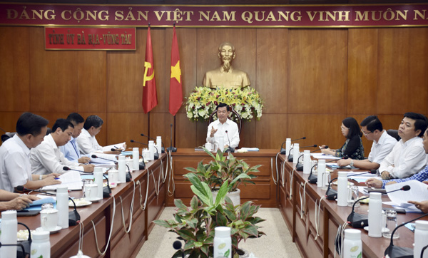 Đồng chí Nguyễn Hồng Lĩnh, Ủy viên Trung ương Đảng, Bí thư Tỉnh ủy, Chủ tịch HĐND tỉnh, chủ trì cuộc họp.