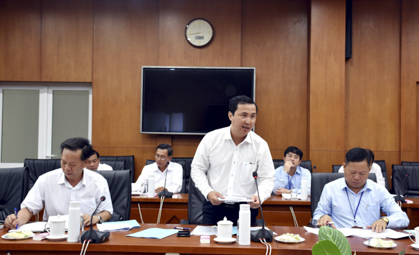 Ông Lê Hoàng Hải, Giám đốc Sở KH-ĐT báo cáo về tiến độ triển khai các dự án trọng điểm trên địa bản tỉnh.