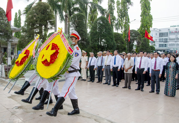 Các đồng chí nguyên lãnh đạo tỉnh, lãnh đạo tỉnh cùng đông đảo CBCCVC, nhân dân tham gia lễ viếng Nghĩa trang Liệt sĩ tỉnh.