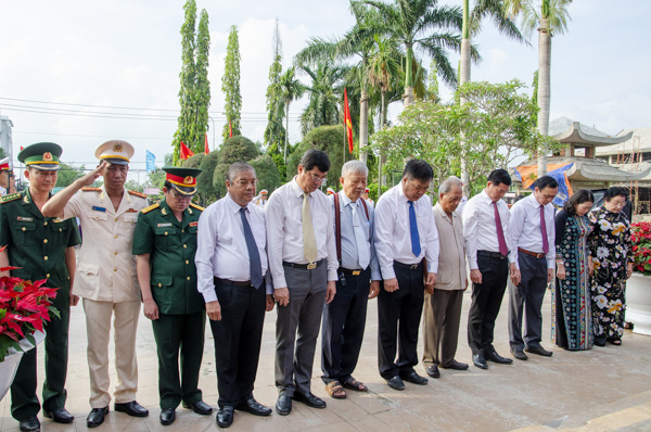 Các đồng chí nguyên lãnh đạo tỉnh, lãnh đạo tỉnh dành một phút tưởng niệm các Anh hùng Liệt sĩ đã ngã xuống vì độc lập, tự do của Tổ quốc.