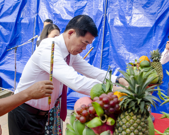 Đồng chí Nguyễn Hồng Lĩnh, Ủy viên Trung ương Đảng, Bí thư Tỉnh ủy, Chủ tịch HĐND tỉnh thắp hương tưởng nhớ các Anh hùng Liệt sĩ tại Nghĩa trang Liệt sĩ tỉnh.