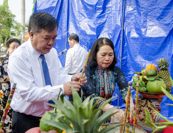 Các đồng chí: Nguyễn Thị Yến, Phó Bí thư Thường trực Tỉnh ủy, Trưởng Đoàn Đại biểu Quốc hội tỉnh; Nguyễn Văn Trình, Phó Bí thư Tỉnh ủy, Chủ tịch UBND tỉnh thắp hương tưởng nhớ các Anh hùng Liệt sĩ tại Nghĩa trang Liệt sĩ tỉnh.