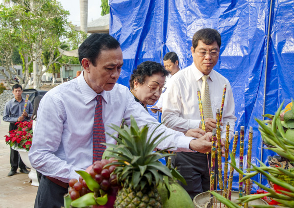 Các đồng chí nguyên lãnh đạo tỉnh, lãnh đạo tỉnh thắp hương tưởng nhớ các Anh hùng Liệt sĩ.