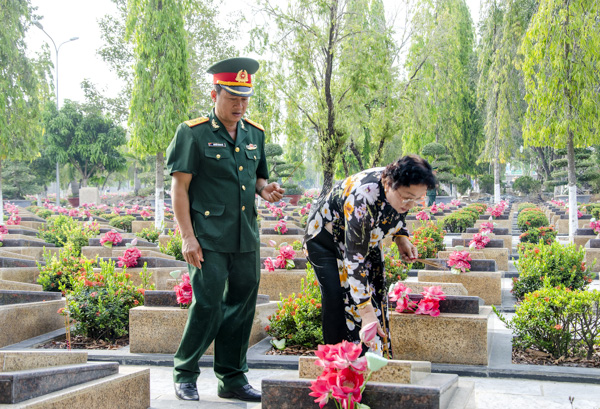Lực lượng vũ trang cùng đồng chí Phạm Thị Sơn, nguyên Ủy viên Trung ương Đảng, Phó Chủ tịch Trung ương Hội Người cao tuổi Việt Nam thắp hương trên các phần mộ liệt sĩ.