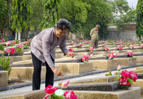 Bà Lê Thị Hồng (ở ấp Đông, xã Hòa Long, TP. Bà Rịa) thắp hương 3 người liệt sĩ của gia đình đang được an nghỉ tại Nghĩa trang Liệt sĩ tỉnh.