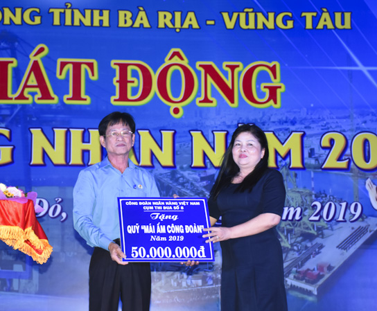 Ông Châu Văn Thắng, Chủ tịch LĐLĐ tỉnh nhận biểu trưng 50 triệu đồng cho Quỹ Mái ấm công đoàn