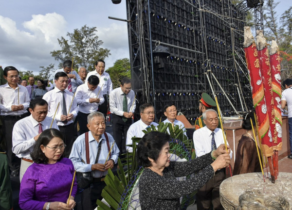 Nguyên Phó Chủ tịch nước Trương Mỹ Hoa dâng hương tưởng nhớ các anh hùng liệt sĩ, các nhà cách mạng đã hy sinh vì độc lập, tự do của Tổ quốc.