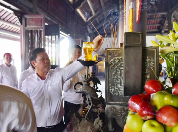 Đồng chí Nguyễn Văn Xinh, Ủy viên Ban Thường vụ Tỉnh ủy, Trưởng Ban Tuyên giáo Tỉnh ủy, Tổng Biên tập Báo BR-VT dâng hương tại Đền thờ Côn Đảo.