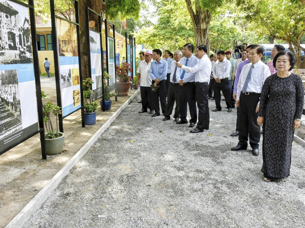 Nguyên Chủ tịch nước Nguyễn Minh Triết, nguyên Phó Chủ tịch nước Trương Mỹ Hoa và lãnh đạo tỉnh, các đại biểu xem các hình ảnh, tư liệu tại triển lãm.