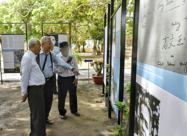 Đồng chí Trần Văn Khánh, nguyên Bí thư Tỉnh ủy Bà Rịa-Vũng Tàu cùng các đại biểu tham quan triển lãm.