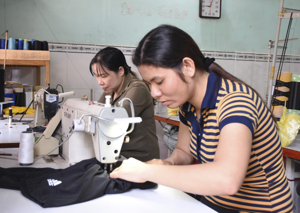Công tác tuyên truyền đã góp phần nâng cao nhận thức cho người dân về thực hiện hiệu quả bình đẳng giới trong gia đình. Trong ảnh: Phụ nữ huyện Châu Đức với mô hình may gia công tại nhà.